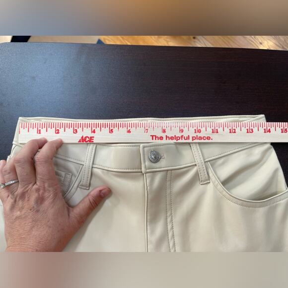 Abercrombie Curve Love 90’s Ultra High Rise Straight vegan Leather Cream 8 Short - Picture 8 of 11